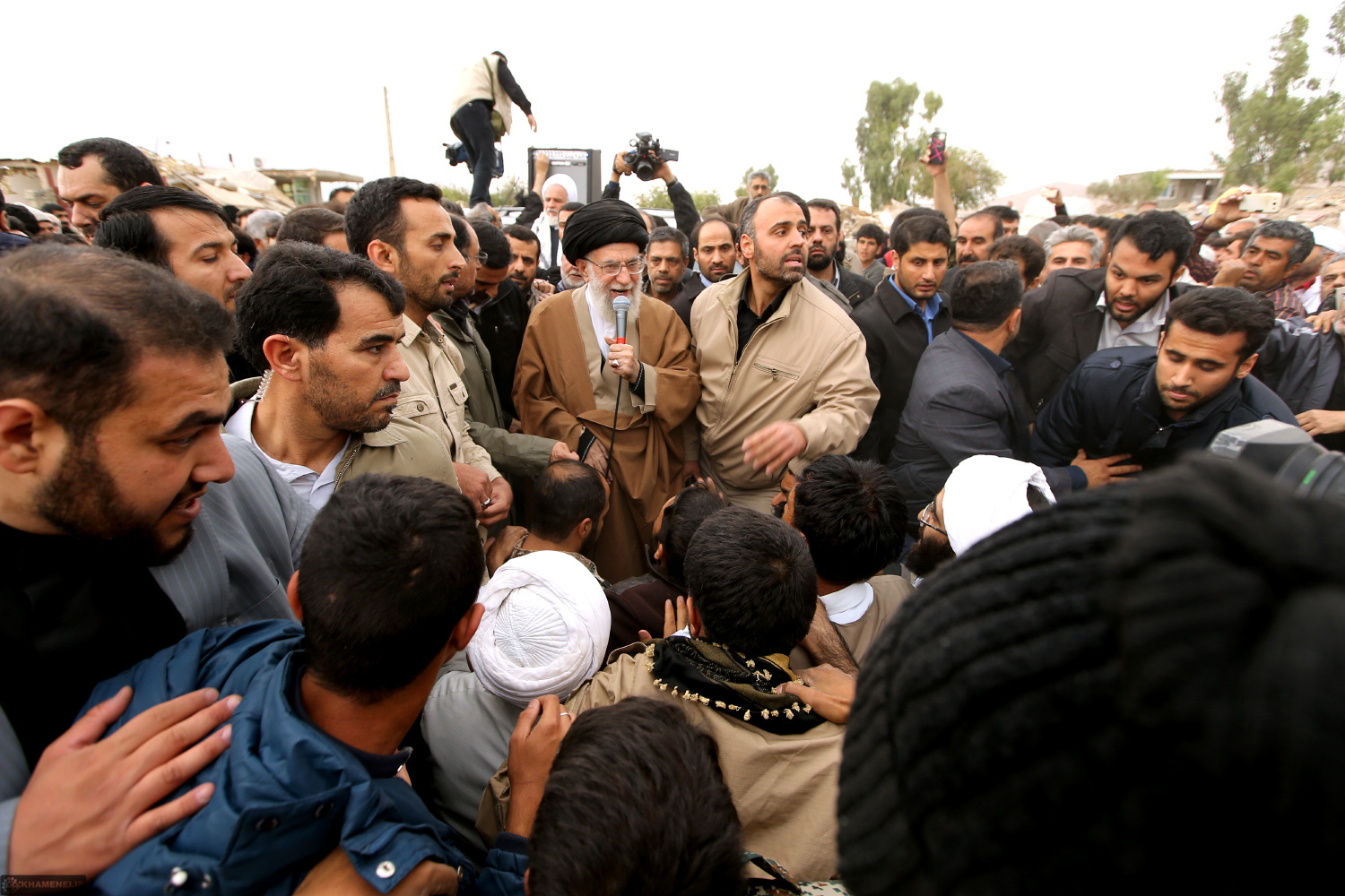 بازدید سرزده رهبر معظم انقلاب (مدظله العالی) از مناطق زلزله زده کرمانشاه
