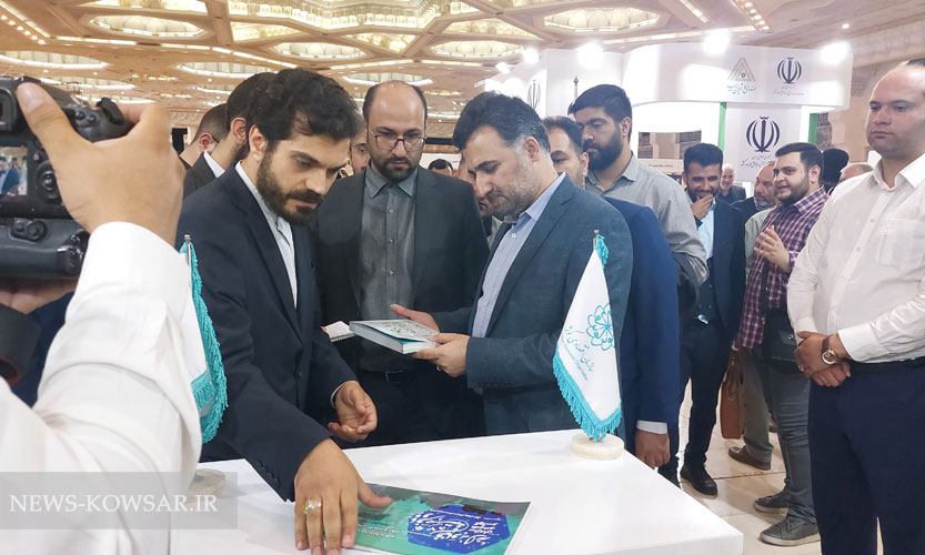 بازدید معاون علمی رئیس جمهور از غرفه رویش کوثر در نمایشگاه آبادیران بازدید معاون علمی رئیس جمهور از غرفه رویش کوثر در نمایشگاه آبادیران
