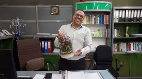 اهدای گل به همکاران فرزند شهید