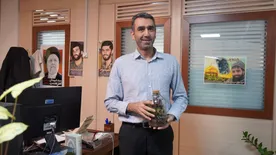 اهدای گل به همکاران فرزند شهید