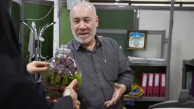 اهدای گل به همکاران فرزند شهید