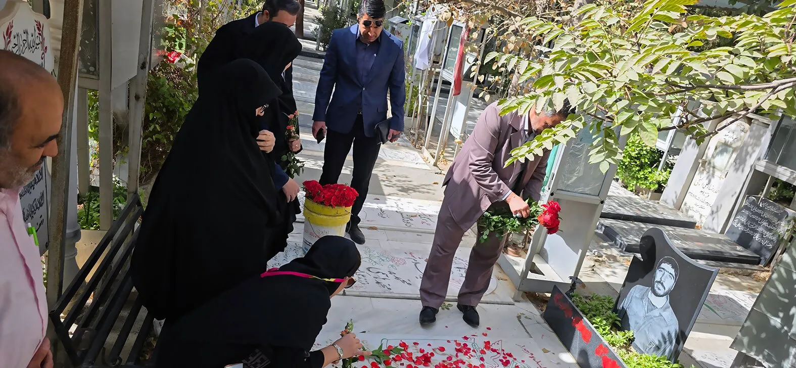 تجدید میثاق مدیران و کارکنان سازمان اقتصادی کوثر با شهدا در هفته دفاع مقدس