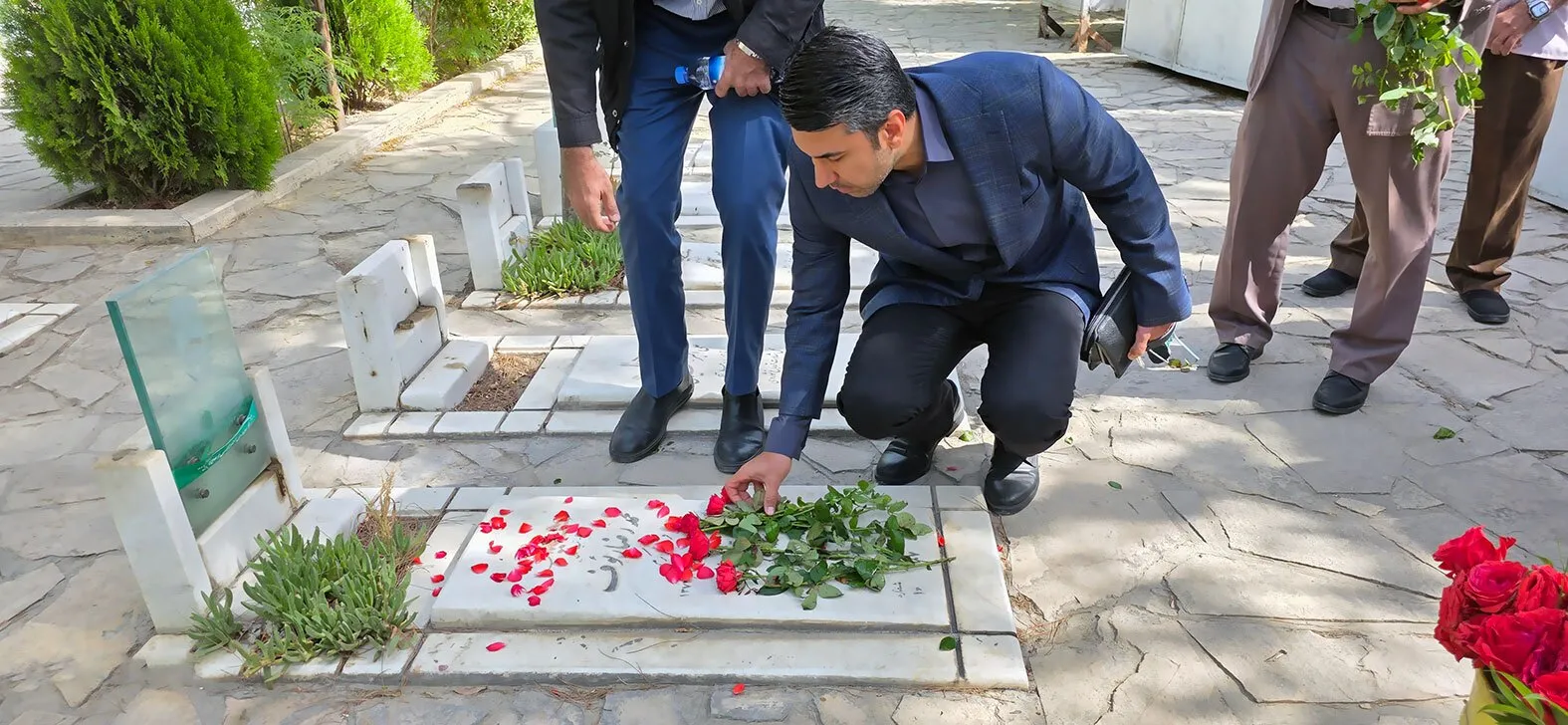 تجدید میثاق مدیران و کارکنان سازمان اقتصادی کوثر با شهدا در هفته دفاع مقدس