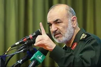 با صلابت در برابر ارتش گسترده دشمن ایستاده‌ایم