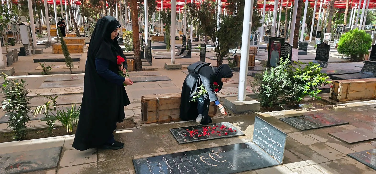 تجدید میثاق مدیران و کارکنان سازمان اقتصادی کوثر با شهدا در هفته دفاع مقدس