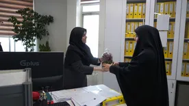 اهدای گل به همکاران فرزند شهید