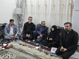 ادای احترام به خانواده‌های شهدای مقاومت ۱۲ روز جنگ تحمیلی در استان خوزستان