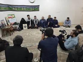 ادای احترام به خانواده‌های شهدای مقاومت ۱۲ روز جنگ تحمیلی در استان خوزستان