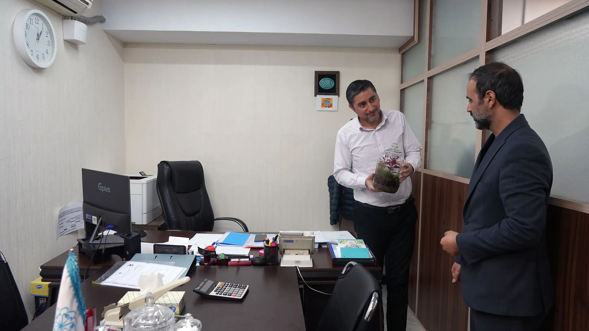 اهدای گل به همکاران فرزند شهید