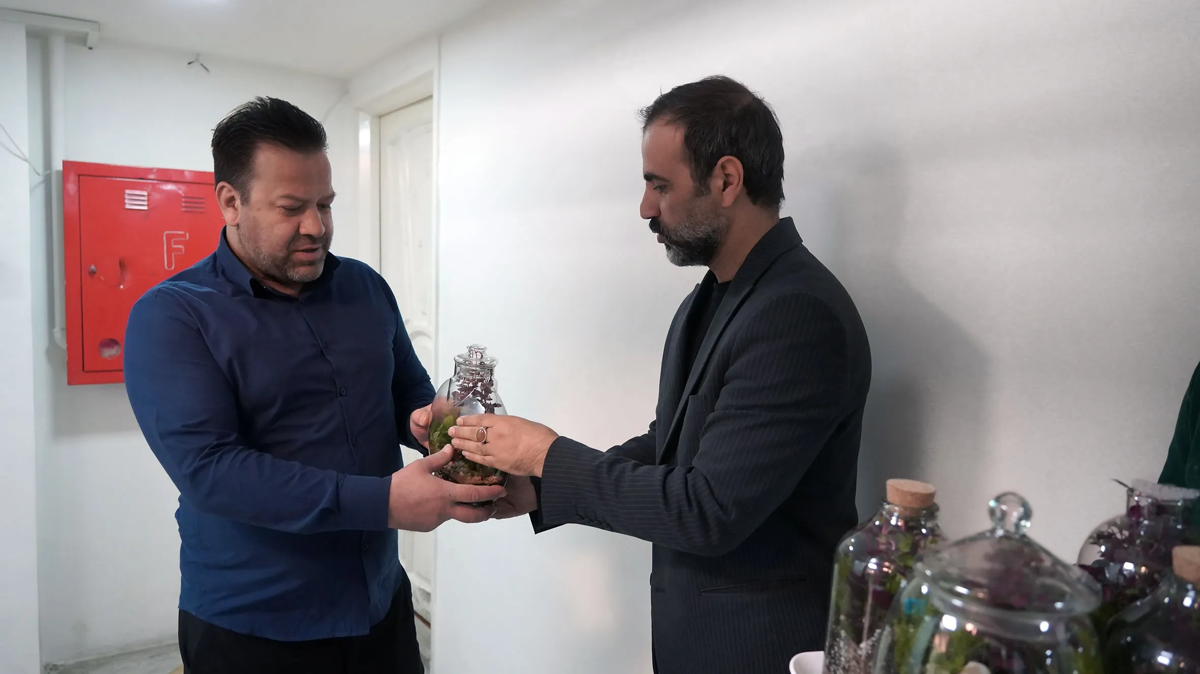 اهدای گل به همکاران فرزند شهید