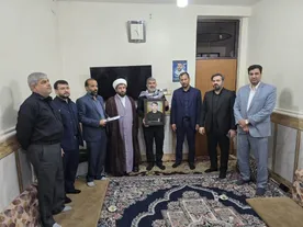 ادای احترام به خانواده‌های شهدای مقاومت ۱۲ روز جنگ تحمیلی در استان خوزستان