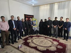 ادای احترام به خانواده‌های شهدای مقاومت ۱۲ روز جنگ تحمیلی در استان خوزستان