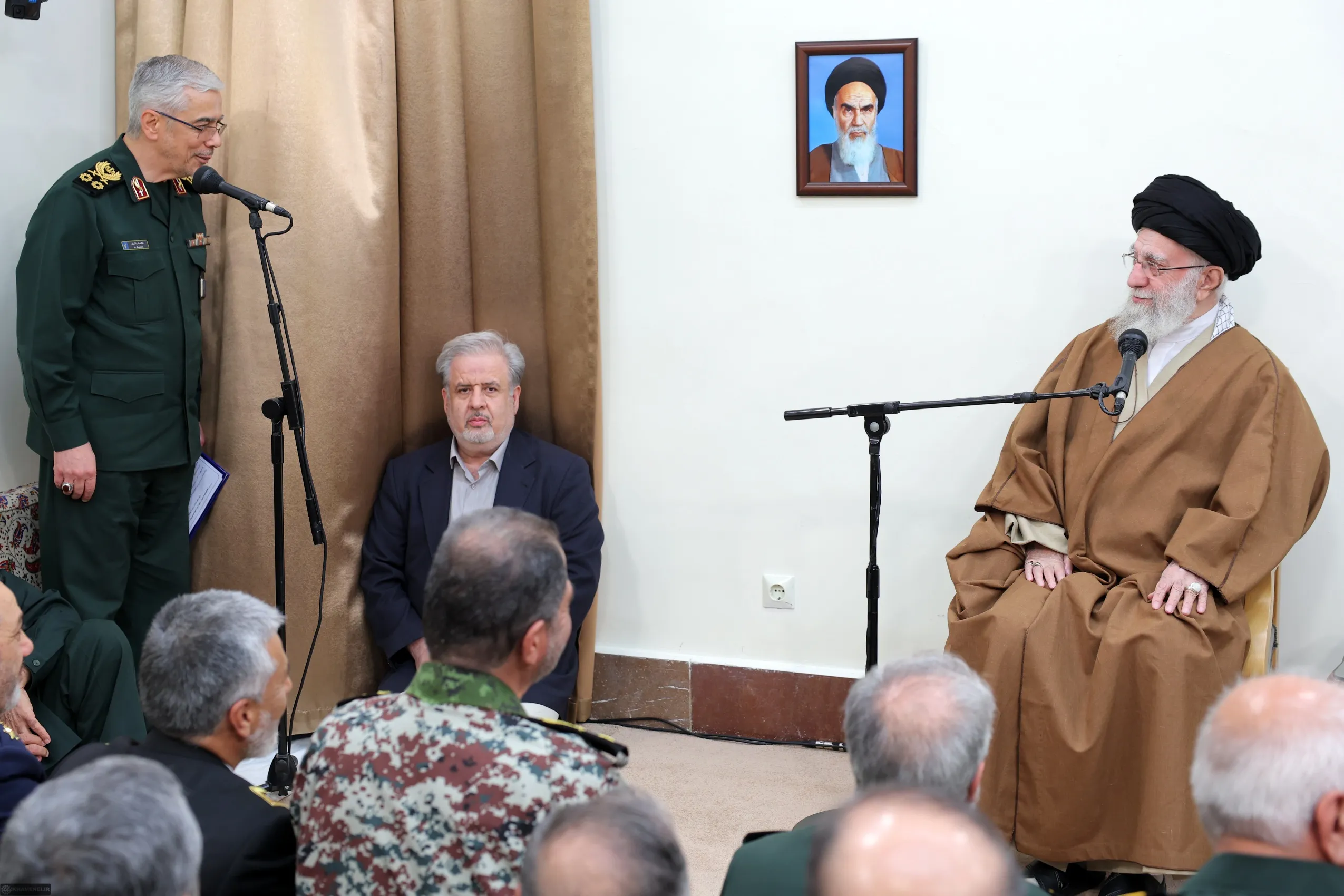 دیدار جمعی از فرماندهان نیرو‌های مسلح با فرمانده معظم کل قوا