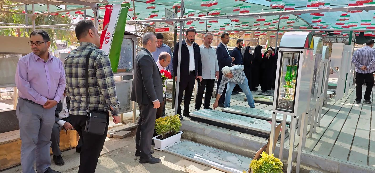 تجدید میثاق مدیران و کارکنان سازمان اقتصادی کوثر با شهدا در هفته دفاع مقدس